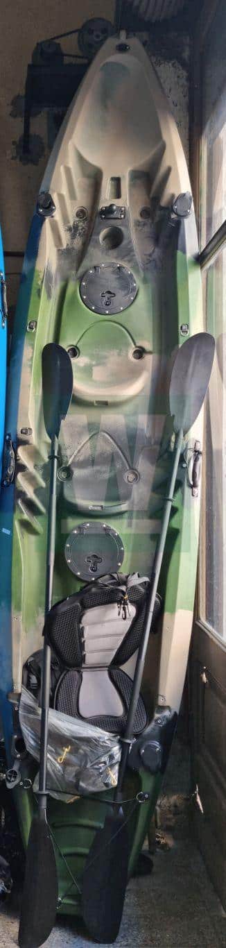 LOTE 02 - KAYAK 3.70 MTS CAMUFLADO CON 2 REMOS Y 2 ASIENTOS