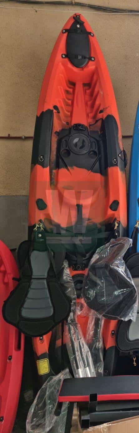 LOTE 04 - KAYAK 3.70 MTS X 3 PERSONAS ROJO-NEGRO CON 2 REMOS Y 2 ASIENTOS