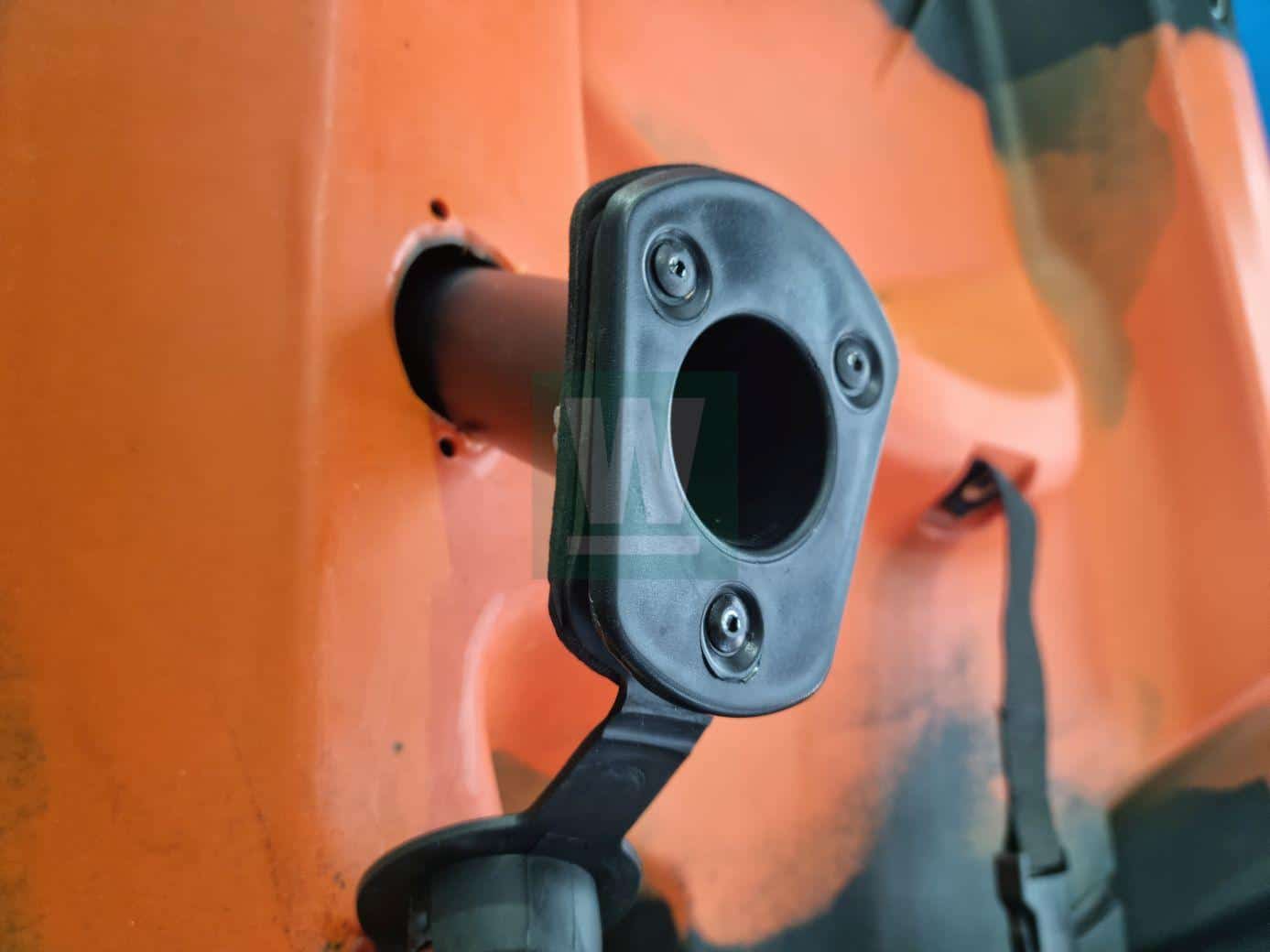 LOTE 04.01 - KAYAK 3.70 MTS X 3 PERSONAS ROJO-NEGRO CON 2 REMOS Y 2 ASIENTOS PORTA REMO SUELTO