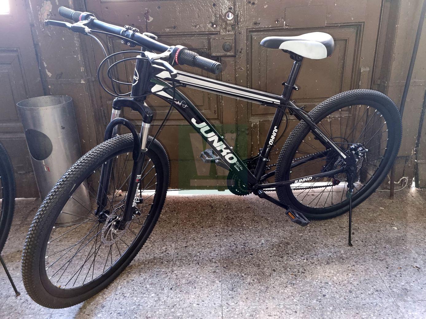 LOTE 19.00 - BICICLETA MONTAÑA RODADO 26 NEGRA-BLANCA