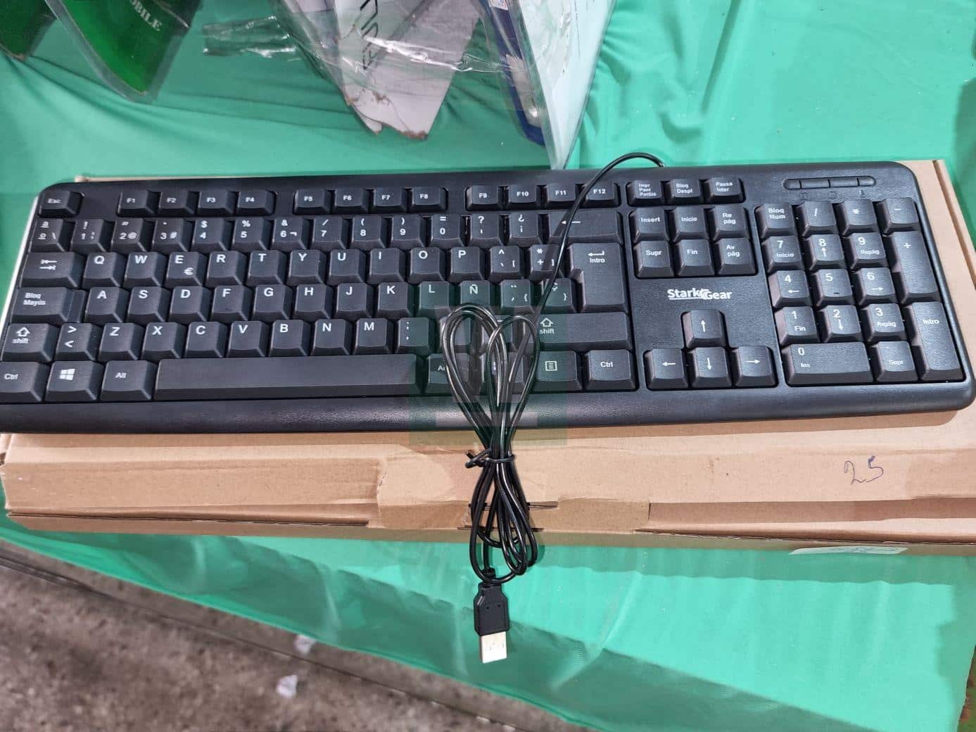 LOTE 74 - 25 TECLADOS DE PC PUERTO USB