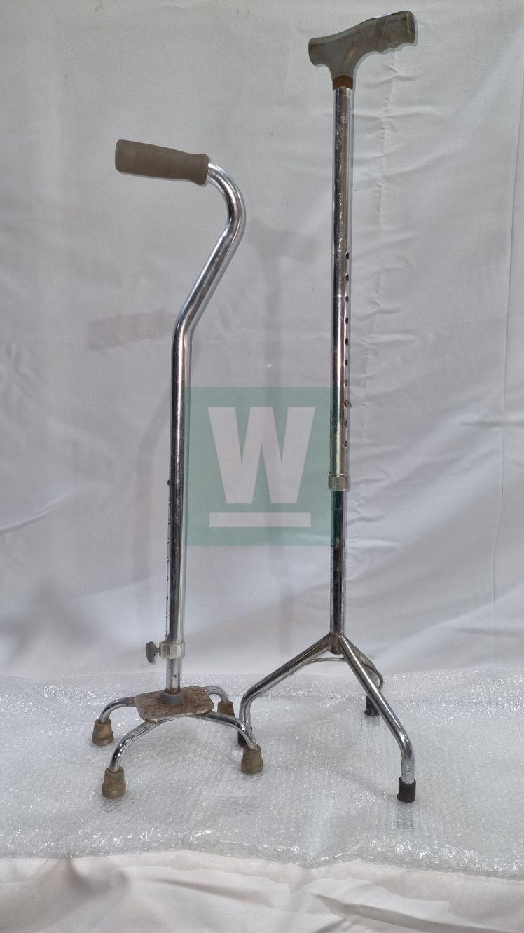 LOTE 049 LOTE DE 2 BASTONES METALICOS 3 Y 4 APOYOS