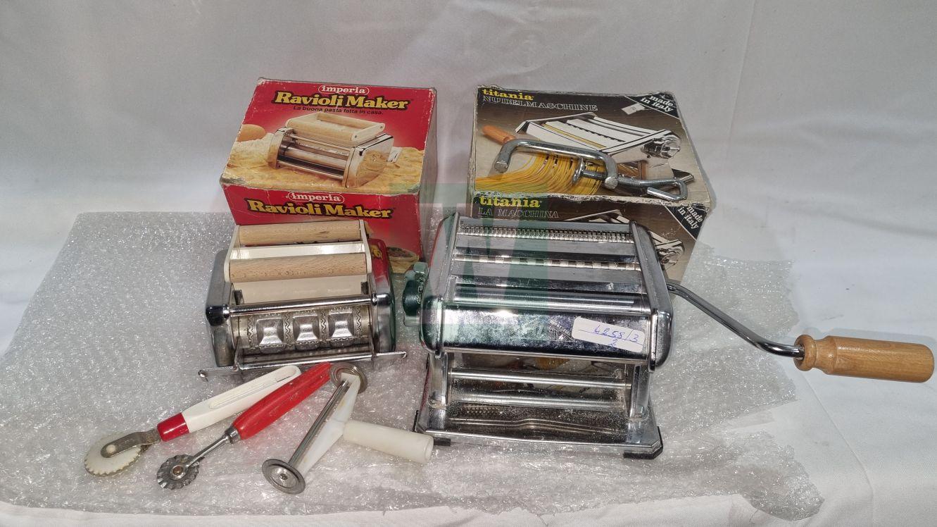 LOTE 094 LOTE DE MAQUINA DE PASTA Y ACCESORIO PARA RAVIOLES