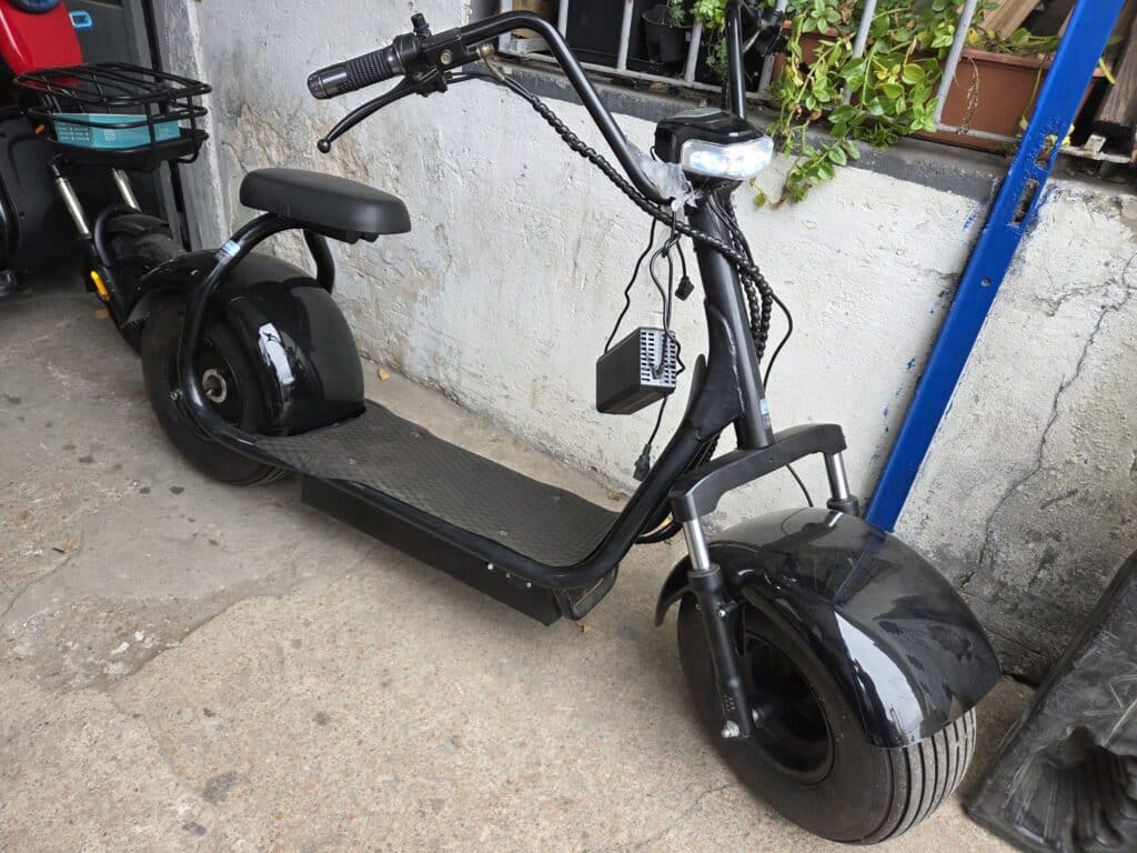 Bazar, motos eléctricas, mesas y bancos para gastronomía, telas e hilados para confección y mas